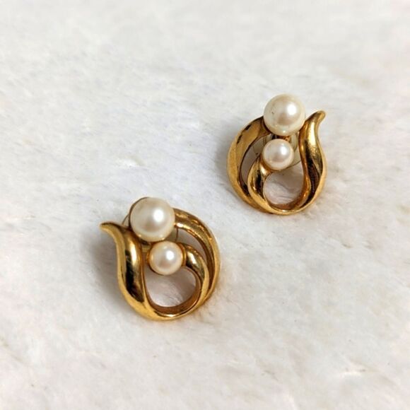 Vintage AVON Gold and Faux Pearl Pierced Earrings - Picture 7 of 7
